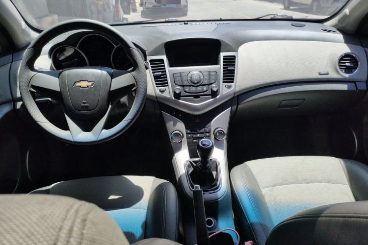 Used Chevrolet Cruze 2010 1.6L SL Grand Touring Edition MT Center Console