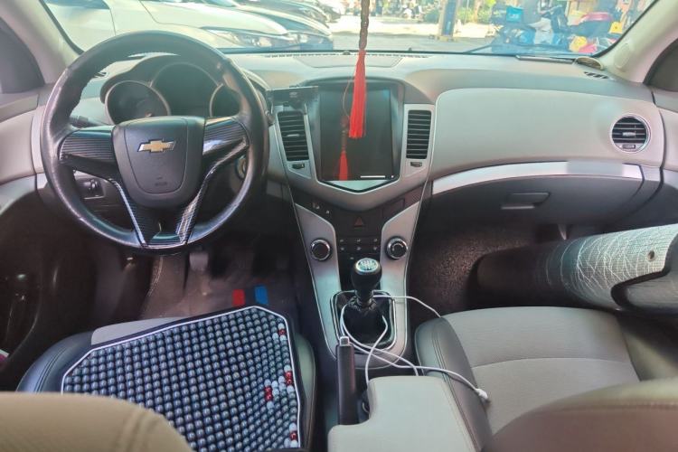 Used Chevrolet Cruze 2010 1.6L SL Grand Touring Edition MT Center Console