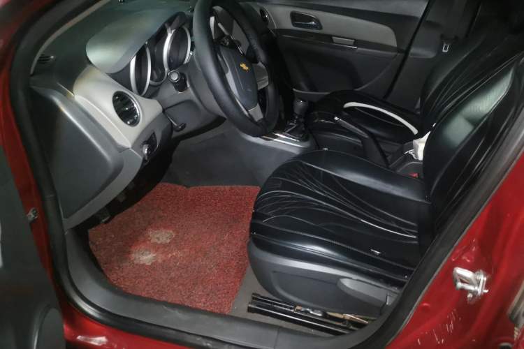 Used Chevrolet Cruze 2010 1.6L SL Grand Touring Edition MT Driver Seat