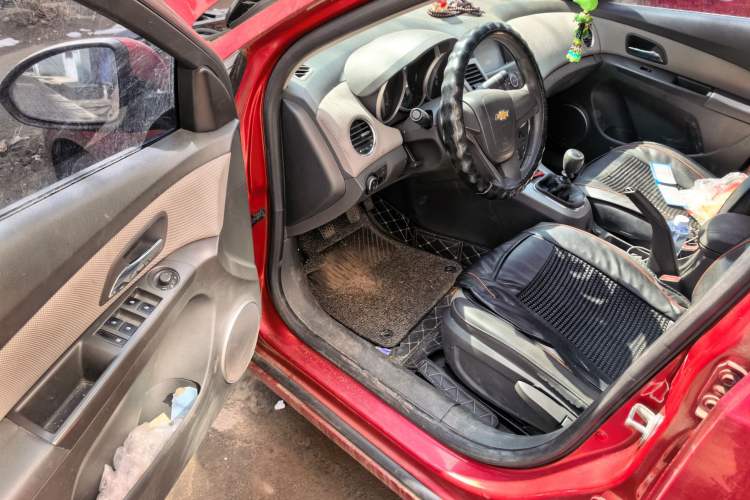 Used Chevrolet Cruze 2010 1.6L SL Grand Touring Edition MT Driver Seat
