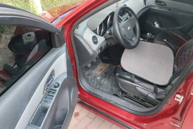 Used Chevrolet Cruze 2010 1.6L SL Grand Touring Edition MT Driver Seat