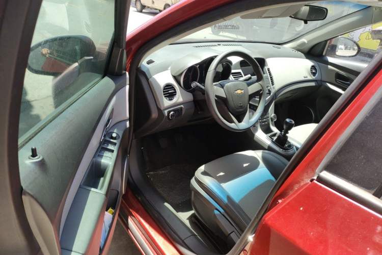 Used Chevrolet Cruze 2010 1.6L SL Grand Touring Edition MT Driver Seat