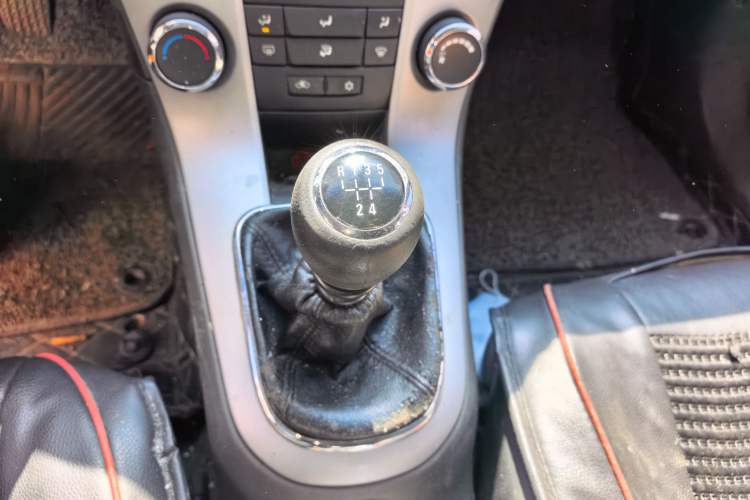 Used Chevrolet Cruze 2010 1.6L SL Grand Touring Edition MT Gear Lever