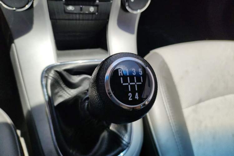 Used Chevrolet Cruze 2010 1.6L SL Grand Touring Edition MT Gear Lever