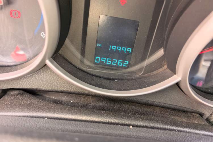 Used Chevrolet Cruze 2010 1.6L SL Grand Touring Edition MT Odometer Close Up