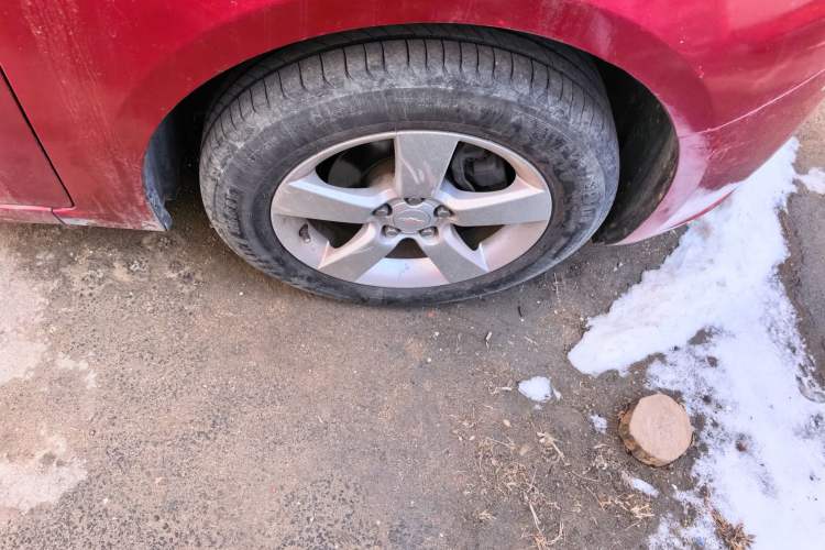 Used Chevrolet Cruze 2010 1.6L SL Grand Touring Edition MT Right Front Wheel Hub