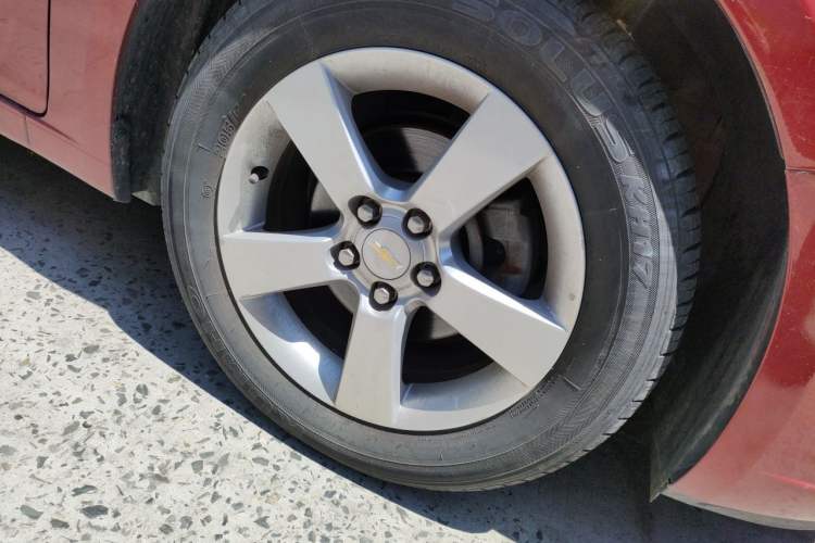 Used Chevrolet Cruze 2010 1.6L SL Grand Touring Edition MT Right Front Wheel Hub
