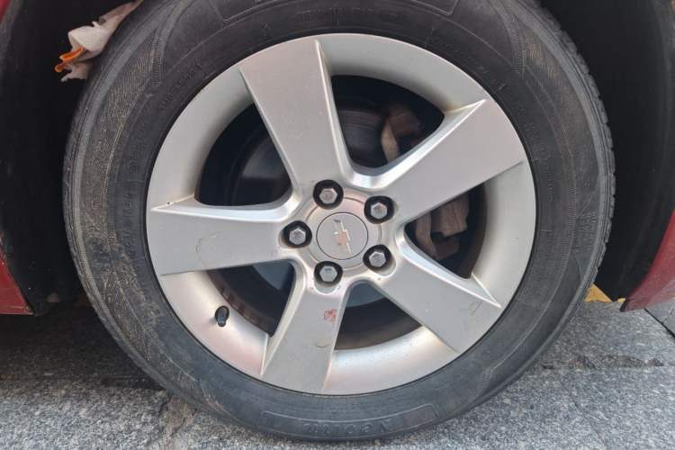 Used Chevrolet Cruze 2010 1.6L SL Grand Touring Edition MT Right Front Wheel Hub