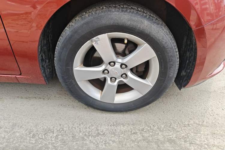 Used Chevrolet Cruze 2010 1.6L SL Grand Touring Edition MT Right Front Wheel Hub