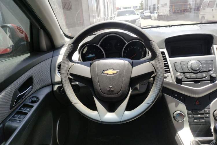 Used Chevrolet Cruze 2010 1.6L SL Grand Touring Edition MT Steering Wheel