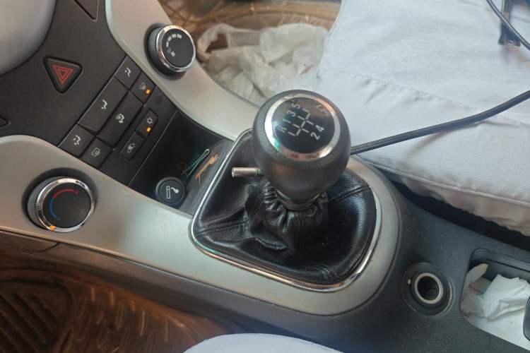 Used Chevrolet Cruze 2010 1.6L SL Grand Touring Edition MT Gear Lever