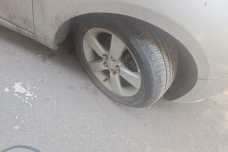 Used Chevrolet Cruze 2010 1.6L SL Grand Touring Edition MT Right Front Wheel Hub