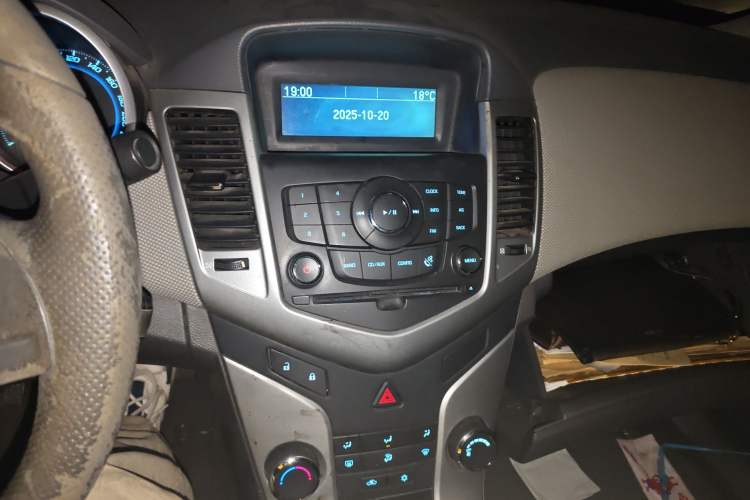 Used Chevrolet Cruze 2010 1.6L SL Grand Touring Edition MT Audio And AC Panel
