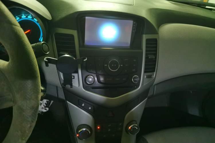Used Chevrolet Cruze 2010 1.6L SL Grand Touring Edition MT Audio And AC Panel