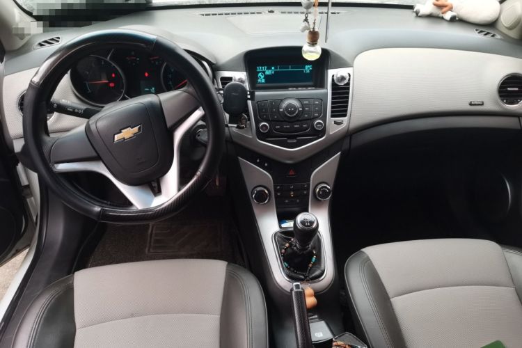 Used Chevrolet Cruze 2010 1.6L SL Grand Touring Edition MT Center Console