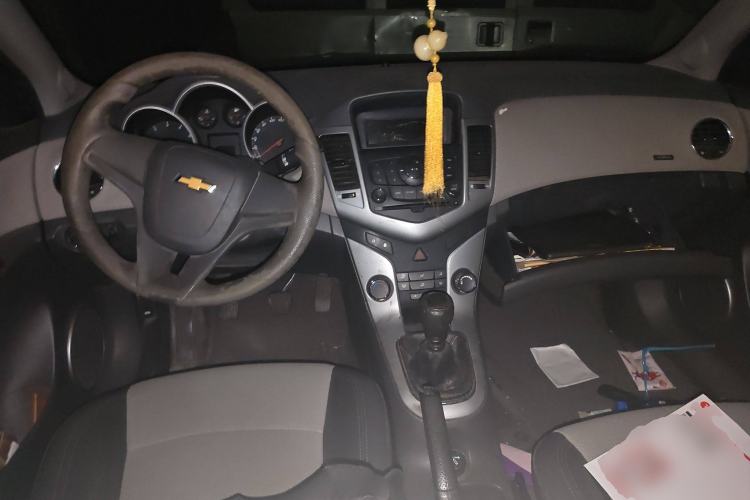 Used Chevrolet Cruze 2010 1.6L SL Grand Touring Edition MT Center Console