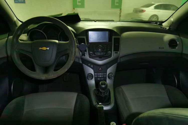 Used Chevrolet Cruze 2010 1.6L SL Grand Touring Edition MT Center Console