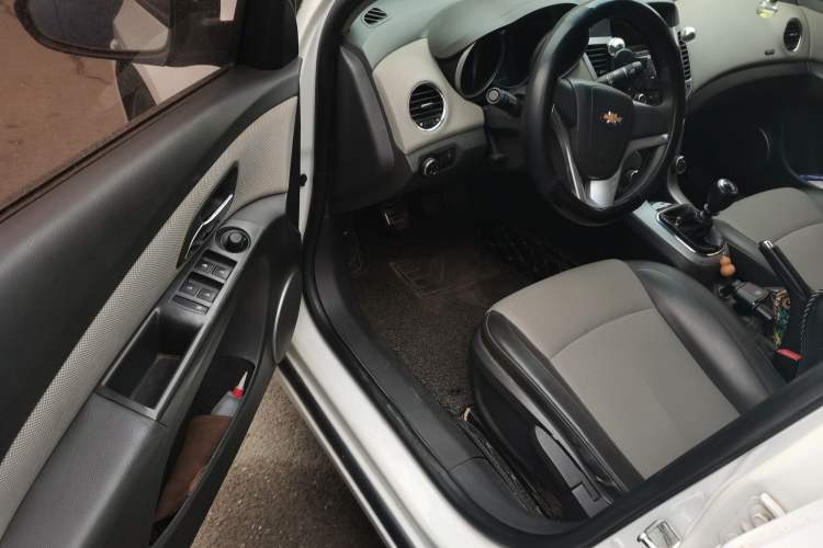 Used Chevrolet Cruze 2010 1.6L SL Grand Touring Edition MT Driver Seat