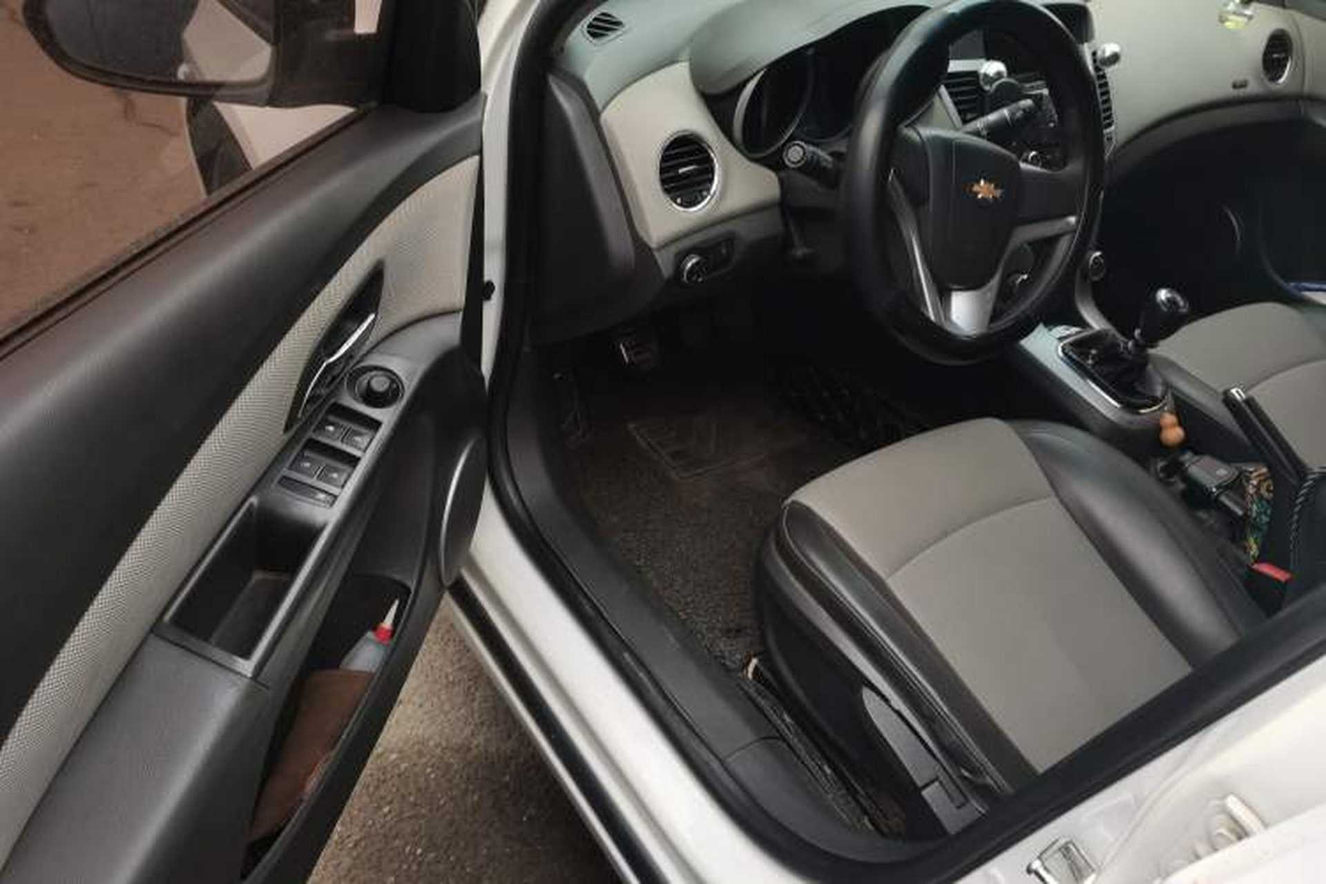 Used Chevrolet Cruze 2010 1.6L SL Grand Touring Edition MT Driver Seat