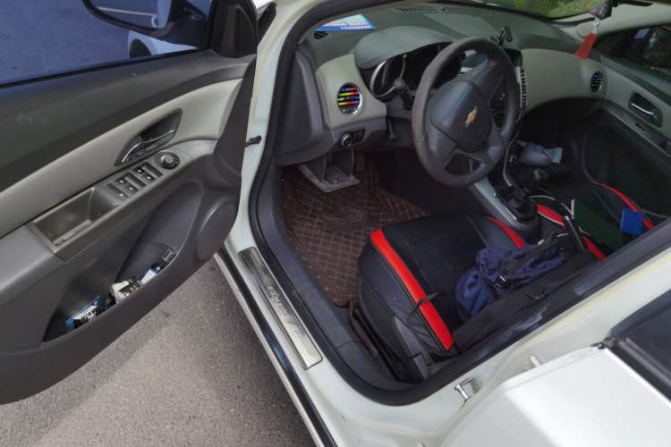 Used Chevrolet Cruze 2010 1.6L SL Grand Touring Edition MT Driver Seat