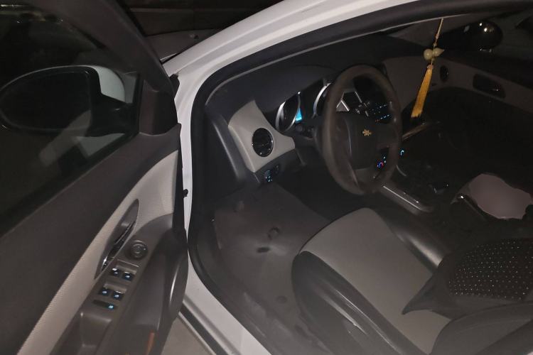 Used Chevrolet Cruze 2010 1.6L SL Grand Touring Edition MT Driver Seat