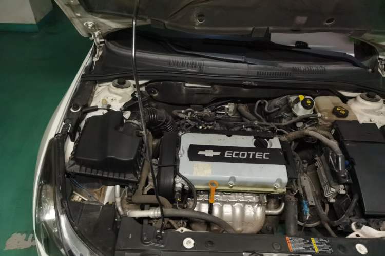 Used Chevrolet Cruze 2010 1.6L SL Grand Touring Edition MT Engine Bay Right