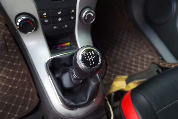 Used Chevrolet Cruze 2010 1.6L SL Grand Touring Edition MT Gear Lever