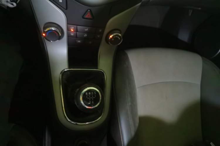 Used Chevrolet Cruze 2010 1.6L SL Grand Touring Edition MT Gear Lever