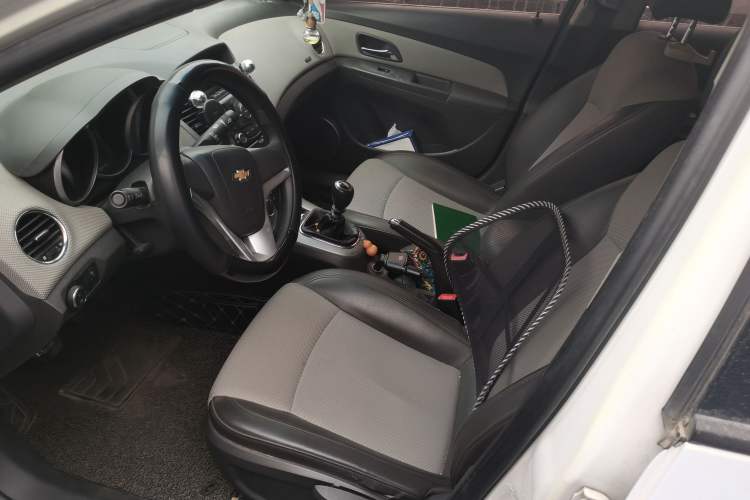 Used Chevrolet Cruze 2010 1.6L SL Grand Touring Edition MT Left Front Seat