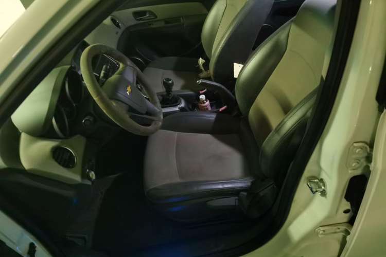 Used Chevrolet Cruze 2010 1.6L SL Grand Touring Edition MT Left Front Seat