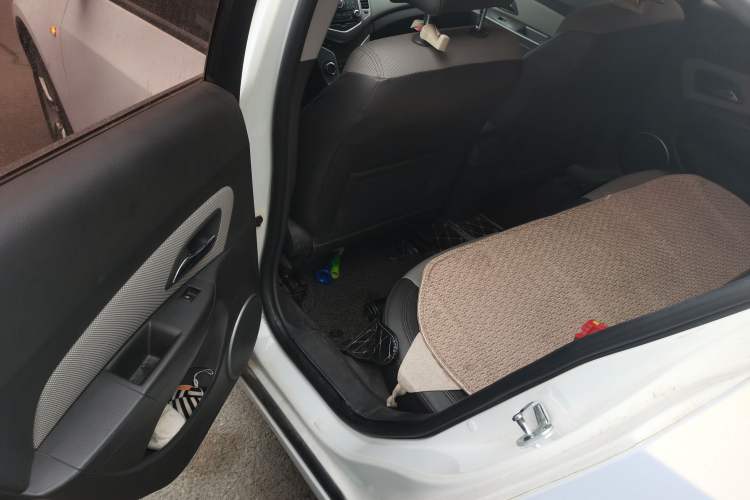 Used Chevrolet Cruze 2010 1.6L SL Grand Touring Edition MT Left Rear Seat