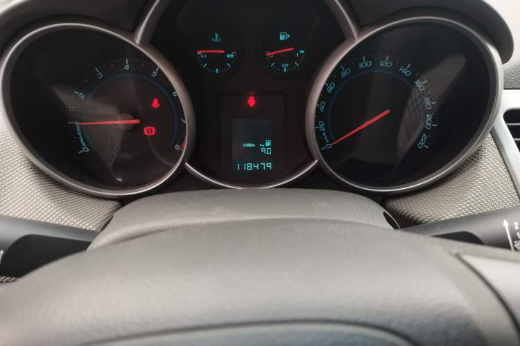 Used Chevrolet Cruze 2010 1.6L SL Grand Touring Edition MT Odometer Close Up