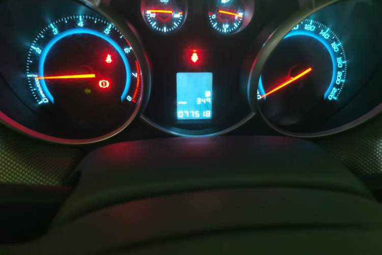 Used Chevrolet Cruze 2010 1.6L SL Grand Touring Edition MT Odometer Close Up
