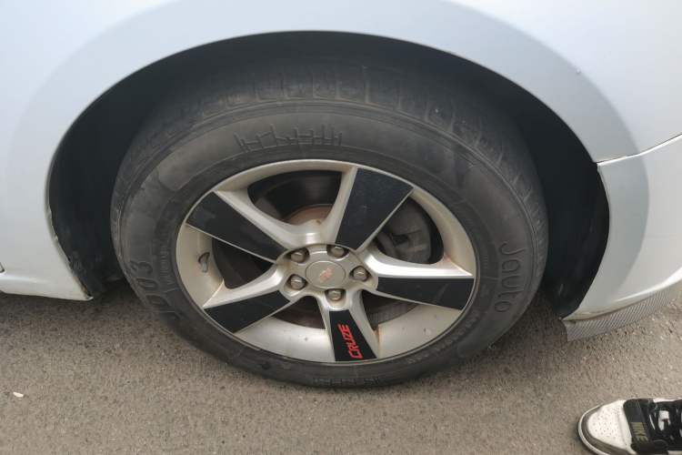 Used Chevrolet Cruze 2010 1.6L SL Grand Touring Edition MT Right Front Wheel Hub