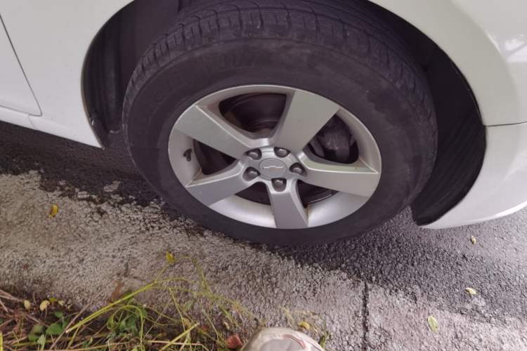 Used Chevrolet Cruze 2010 1.6L SL Grand Touring Edition MT Right Front Wheel Hub