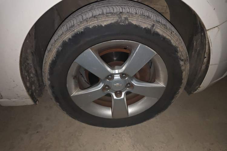 Used Chevrolet Cruze 2010 1.6L SL Grand Touring Edition MT Right Front Wheel Hub