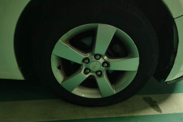 Used Chevrolet Cruze 2010 1.6L SL Grand Touring Edition MT Right Front Wheel Hub