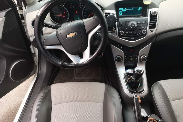 Used Chevrolet Cruze 2010 1.6L SL Grand Touring Edition MT Steering Wheel