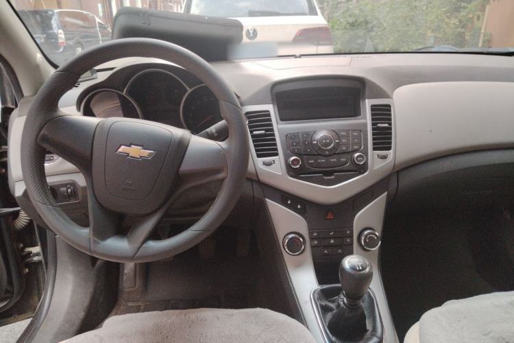 Used Chevrolet Cruze 2011 1.6L SL MT Center Console