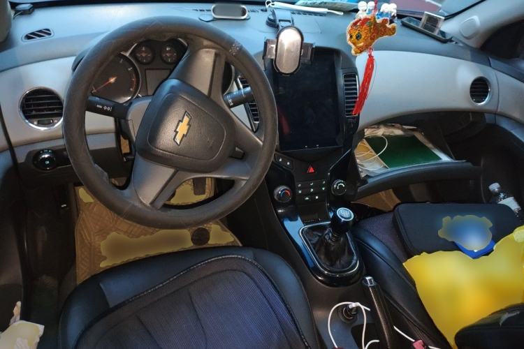 Used Chevrolet Cruze 2011 1.6L SL MT Center Console