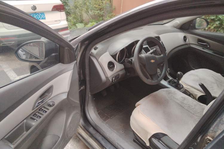 Used Chevrolet Cruze 2011 1.6L SL MT Driver Seat