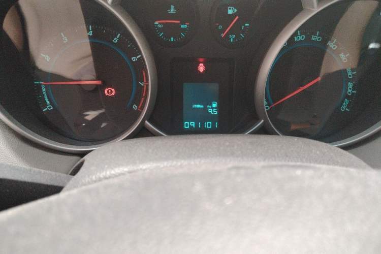 Used Chevrolet Cruze 2011 1.6L SL MT Odometer Close Up
