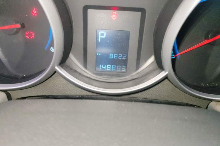 Used Chevrolet Cruze 2011 1.6L SL Grand Touring Edition Automatic Odometer Close Up