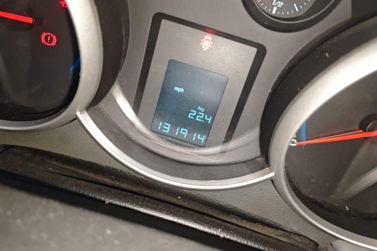 Used Chevrolet Cruze 2011 1.6L SL MT Odometer Close Up