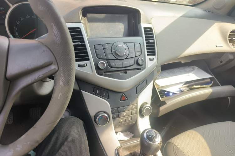 Used Chevrolet Cruze 2011 1.6T SE MT Audio And AC Panel