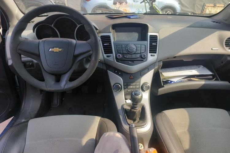 Used Chevrolet Cruze 2011 1.6T SE MT Center Console