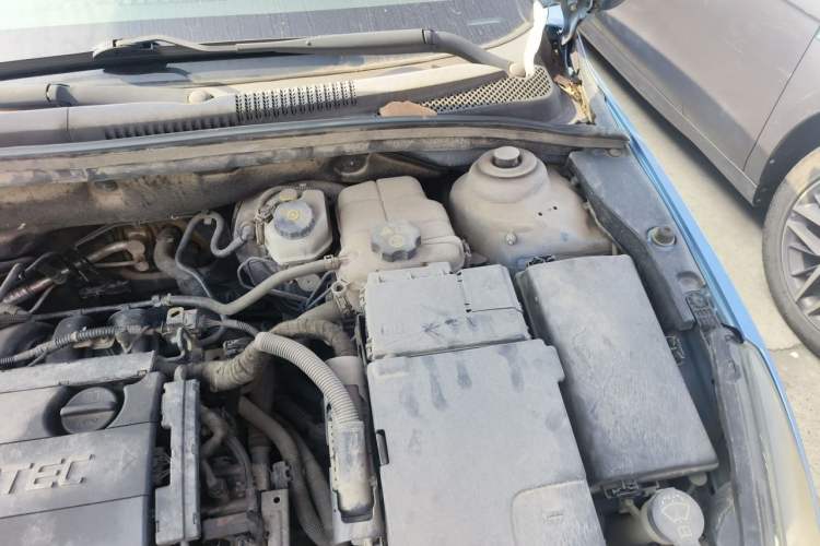 Used Chevrolet Cruze 2011 1.6T SE MT Engine Bay Left