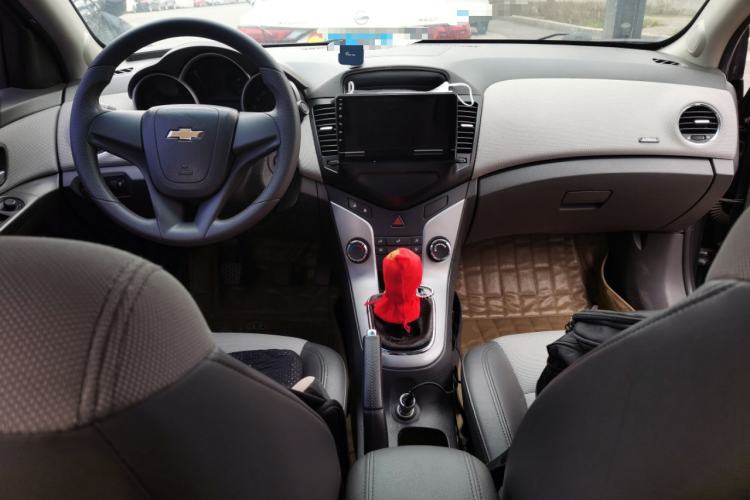 Used Chevrolet Cruze 2011 1.6L SE MT Transformers Edition Center Console