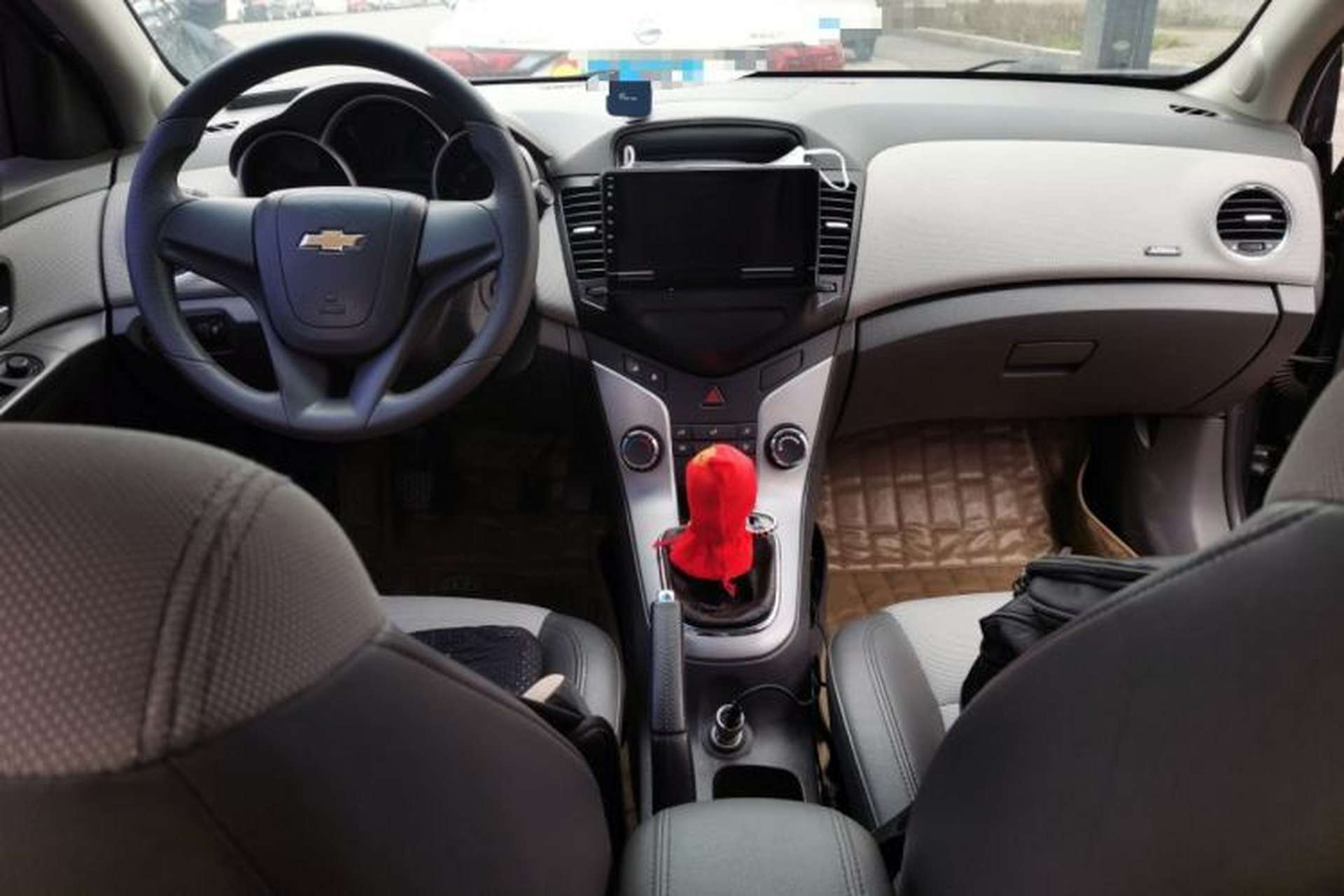 Used Chevrolet Cruze 2011 1.6L SE MT Transformers Edition Center Console