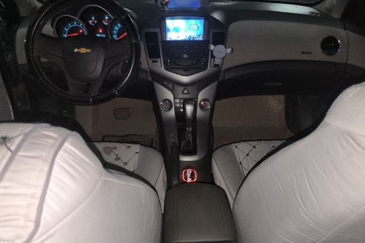 Used Chevrolet Cruze 2011 1.6L SE Automatic Center Console